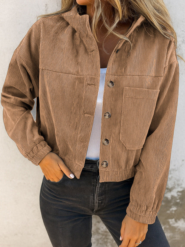 Kurze Damen-Cordjacke mit Hemdkragen und aufgesetzten Taschen – Anouk