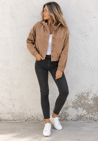 Kurze Damen-Cordjacke mit Hemdkragen und aufgesetzten Taschen – Anouk