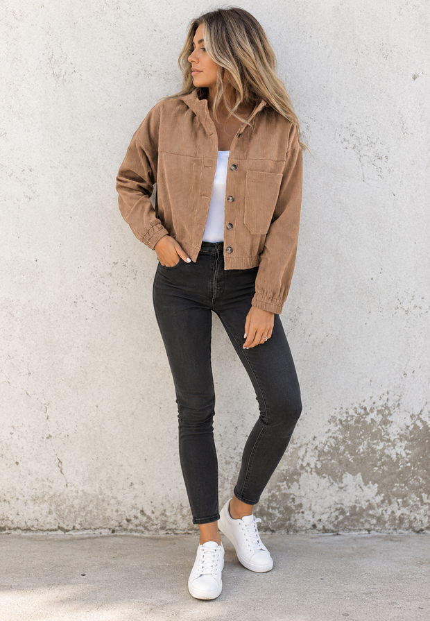 Kurze Damen-Cordjacke mit Hemdkragen und aufgesetzten Taschen – Anouk