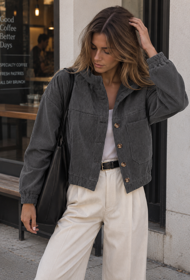 Kurze Damen-Cordjacke mit Hemdkragen und aufgesetzten Taschen – Anouk