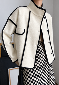 Kurze Damenjacke mit Stehkragen und kontrastierenden Paspeln – Ophélie