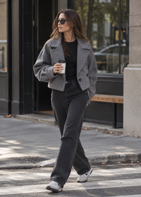 Kurze Damenjacke mit breitem Revers im Oversize-Schnitt – Céliane