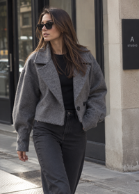 Kurze Damenjacke mit breitem Revers im Oversize-Schnitt – Céliane
