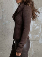 Damen-Strickjacke mit asymmetrischem Reißverschluss und hochgeschlossenem Rippstrickkragen – Eliska