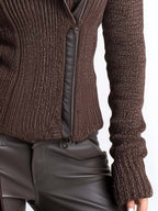 Damen-Strickjacke mit asymmetrischem Reißverschluss und hochgeschlossenem Rippstrickkragen – Eliska