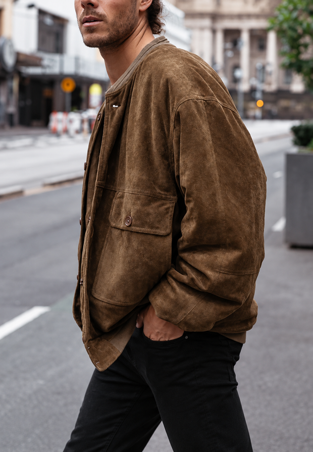 Herrenjacke in Wildlederoptik, lockerer Schnitt, mit Taschen – Mikkel