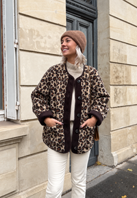 Damenjacke mit Leopardenmuster und kontrastfarbenen Paspeln – Bulera