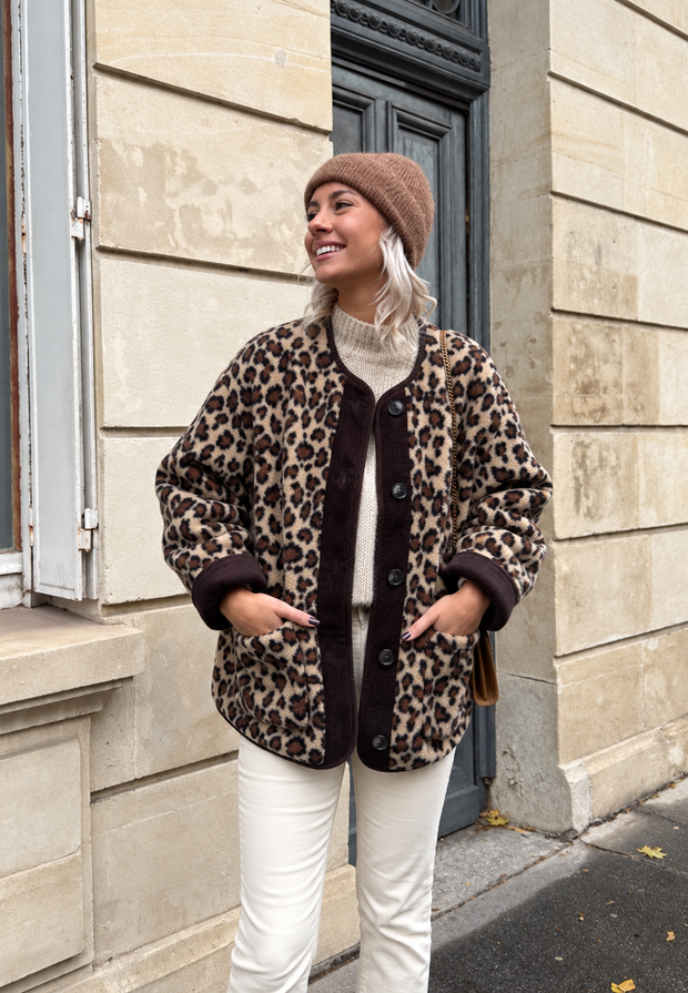 Damenjacke mit Leopardenmuster und kontrastfarbenen Paspeln – Bulera