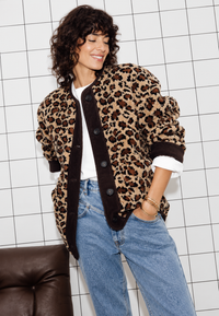 Damenjacke mit Leopardenmuster und kontrastfarbenen Paspeln – Bulera