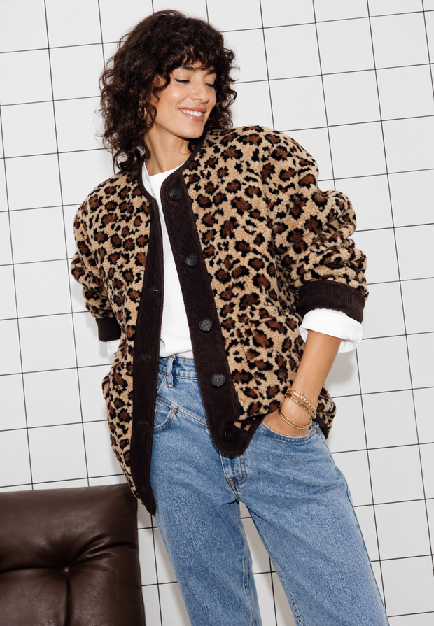 Damenjacke mit Leopardenmuster und kontrastfarbenen Paspeln – Bulera