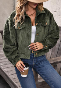 Kurze Damenjacke aus Cord mit Hemdkragen und Pattentaschen – Clémence