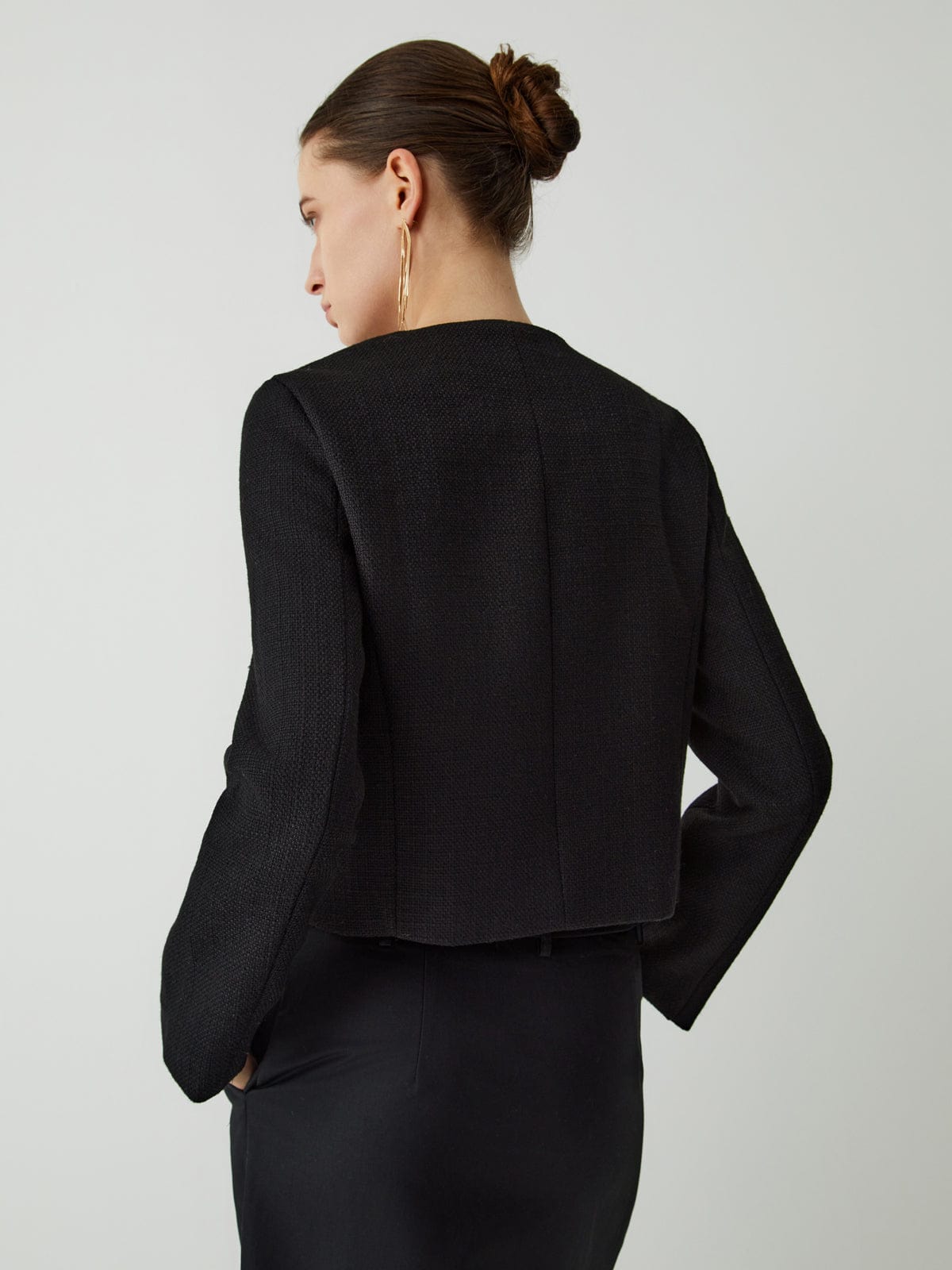 Kurze Tweedjacke für Damen mit goldenen Knöpfen und Rundhalsausschnitt – Miriam