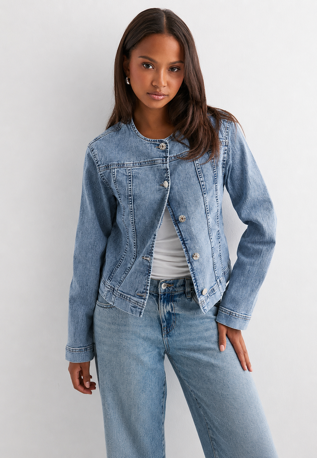 Taillierte Damen-Jeansjacke mit Rundhalsausschnitt – Sigrid