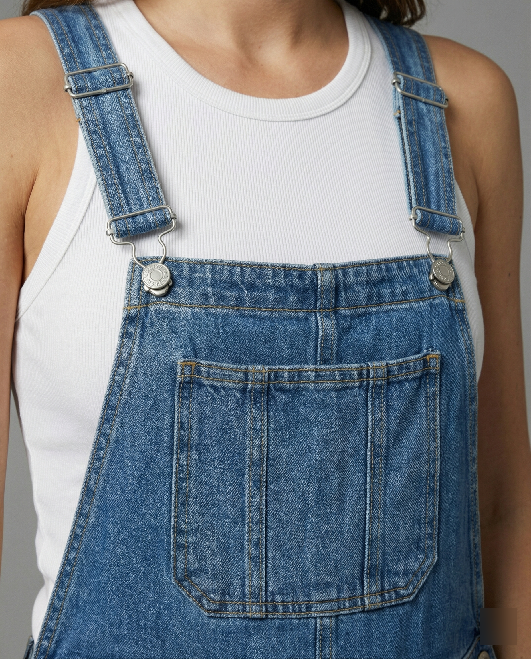 Latzhose aus Denim in Übergröße mit Taschen und verstellbaren Trägern - Valmira
