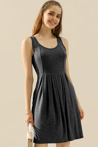 Doublju Full Taille Round Neck Ruched Sleeveless Dress with Pockets