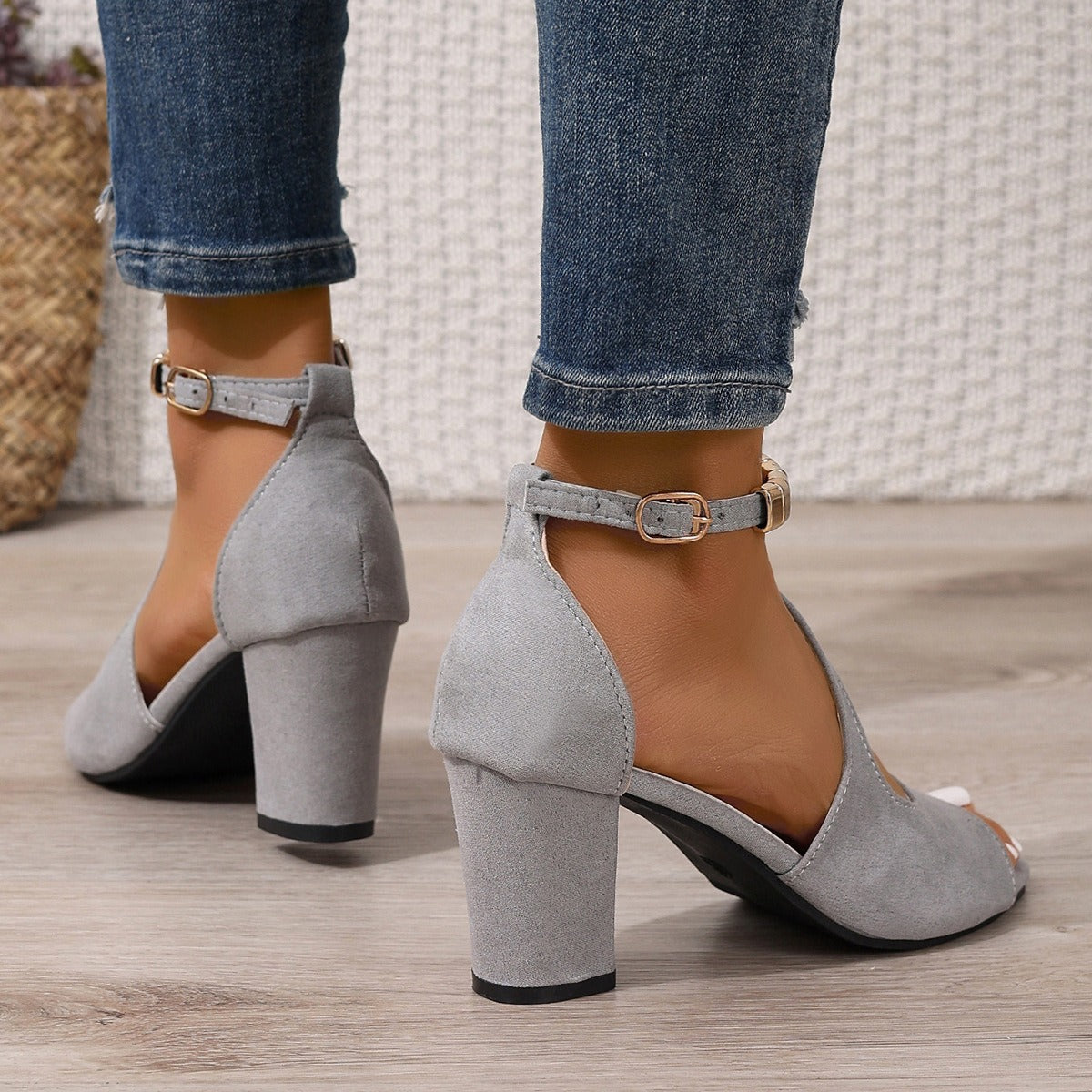 Damen-Sandalen mit Absatz aus weichem Wildleder und dekorativem Armband - Nailea