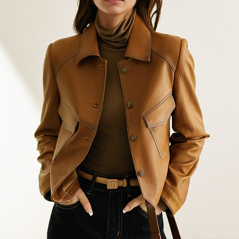 Kurze Damenjacke mit Knopfverschluss und klassischem Kragen - Kareld