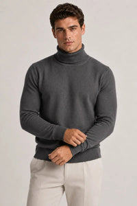 Herrenpullover mit Rollkragen, schmaler Passform, glatter Strick – Caspar