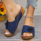 Marineblaue Keilsandaletten mit Blumenmuster für Damen - Calista