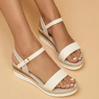 Cremefarbene Damen-Keilsandalen mit geflochtenem Muster - Arabelle