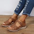 Braune lässige Crossover-Keilsandalen für Frauen - Eliane