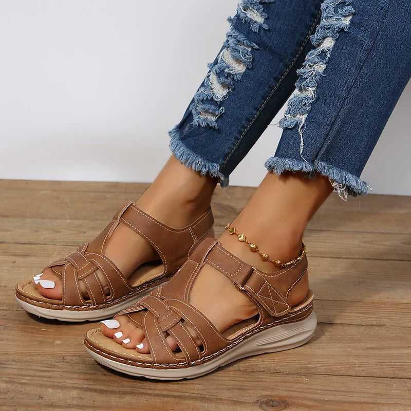 Braune lässige Crossover-Keilsandalen für Frauen - Eliane
