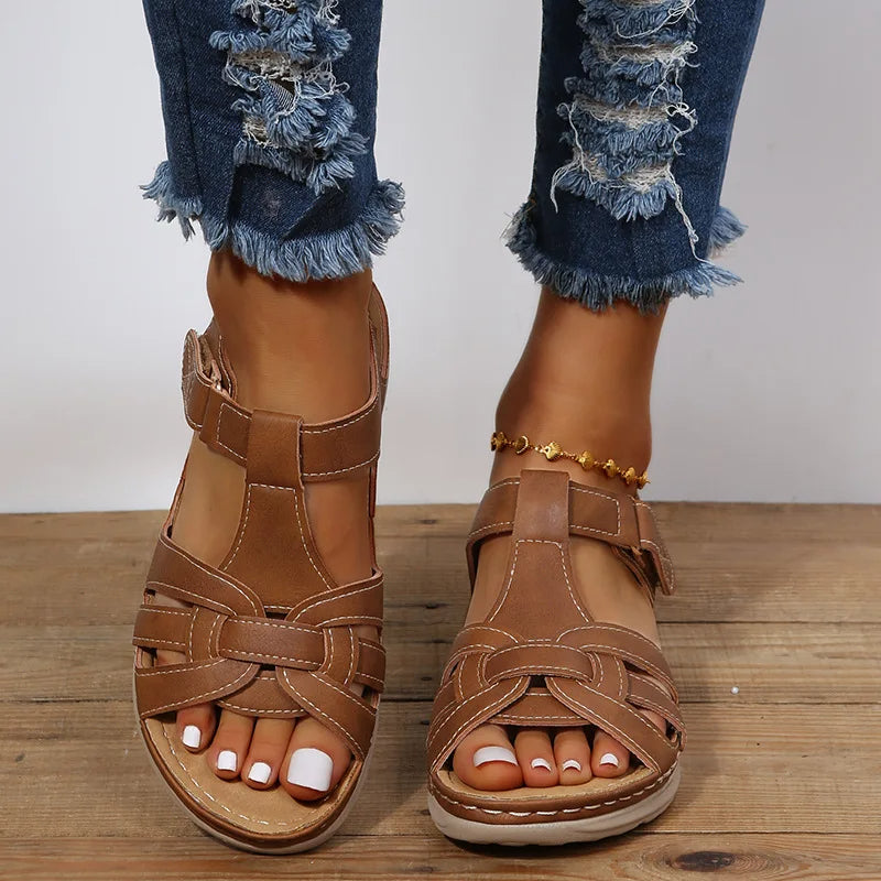 Braune lässige Crossover-Keilsandalen für Frauen - Eliane