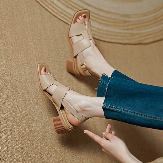 Sandales pour femmes en cuir synthétique ajouré et à talon moyen - Lucía