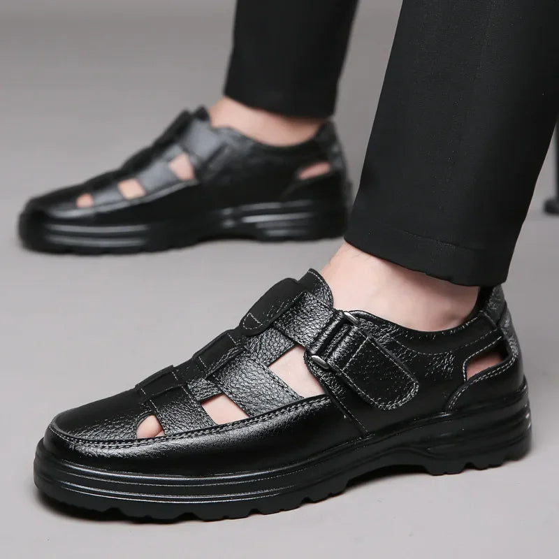 Offene Herrenschuhe aus klassischem schwarzem atmungsaktivem Leder - Velmar