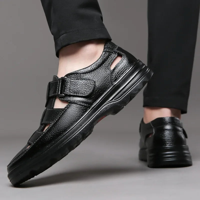 Offene Herrenschuhe aus klassischem schwarzem atmungsaktivem Leder - Velmar