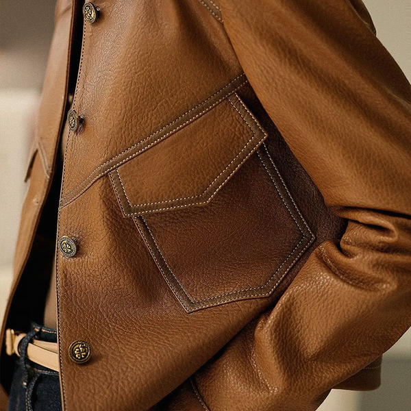 Kurze Damenjacke mit Knopfverschluss und klassischem Kragen - Kareld