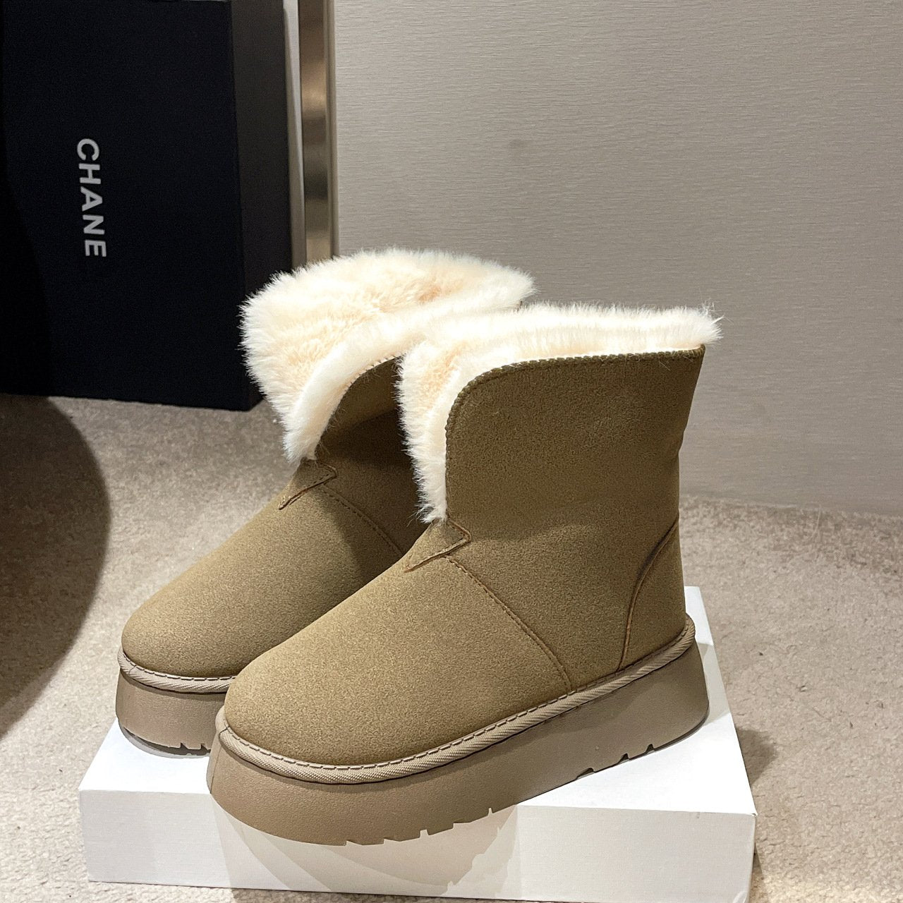 Winterliche Damenstiefeletten mit Plüschbesatz - Saivelle