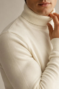Herrenpullover mit Rollkragen, schmaler Passform, glatter Strick – Caspar