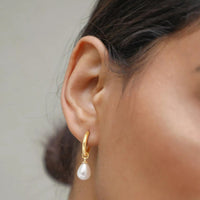 Boucles d'oreilles plaquées or avec goutte de perle blanche - Dalia
