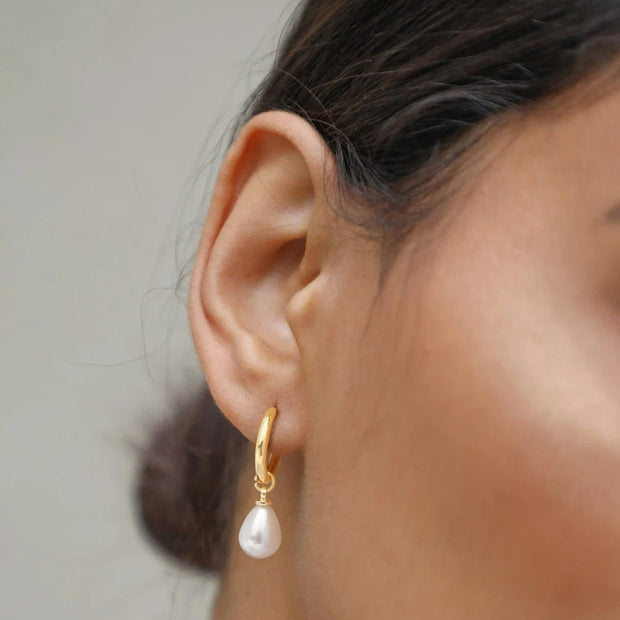 Boucles d'oreilles plaquées or avec goutte de perle blanche - Dalia