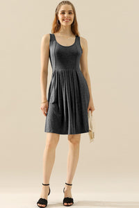 Doublju Full Taille Round Neck Ruched Sleeveless Dress with Pockets