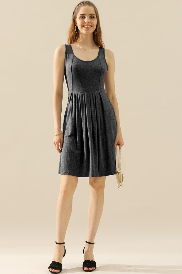 Doublju Full Taille Round Neck Ruched Sleeveless Dress with Pockets