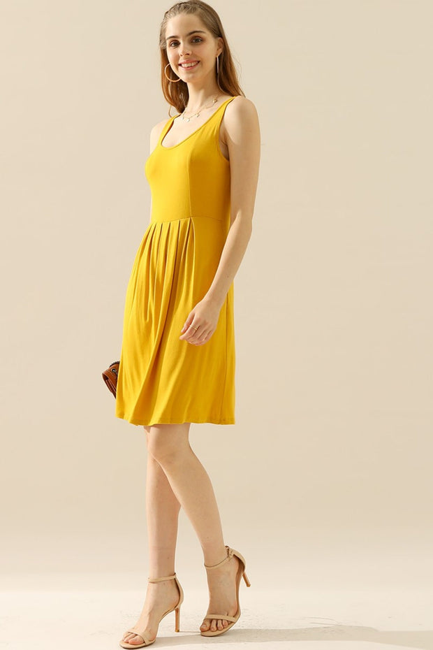 Doublju Full Taille Round Neck Ruched Sleeveless Dress with Pockets