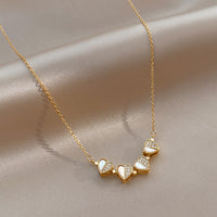 Collier pour femmes avec pendentif en forme de trèfle et de cœur