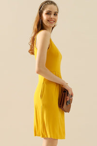 Doublju Full Taille Round Neck Ruched Sleeveless Dress with Pockets