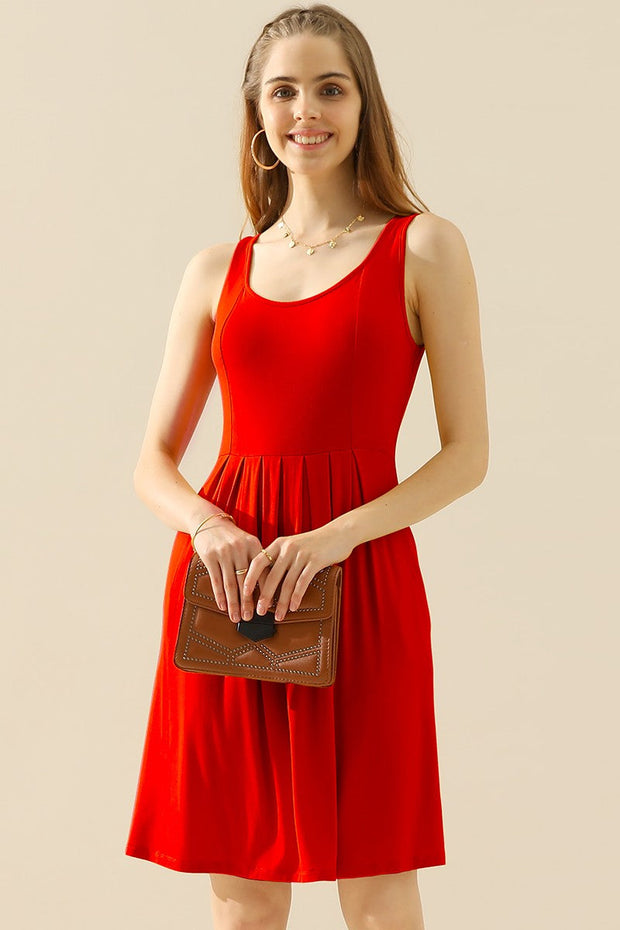 Doublju Full Taille Round Neck Ruched Sleeveless Dress with Pockets
