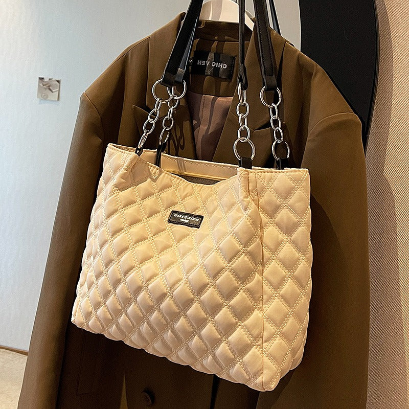Sac shopper matelassé pour femme avec double poignée et chaîne en métal - Eloisa