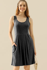 Doublju Full Taille Round Neck Ruched Sleeveless Dress with Pockets