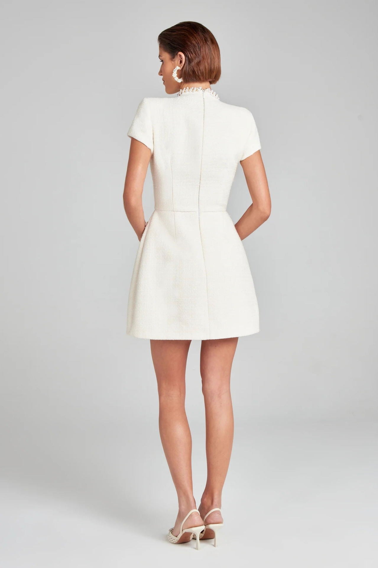 Kurzes Tweedkleid für Damen mit weißen Retro-Perlen - Clarisse