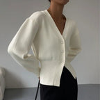 Minimalistische Damenstrickjacke mit V-Ausschnitt und tailliertem Schnitt - Libano