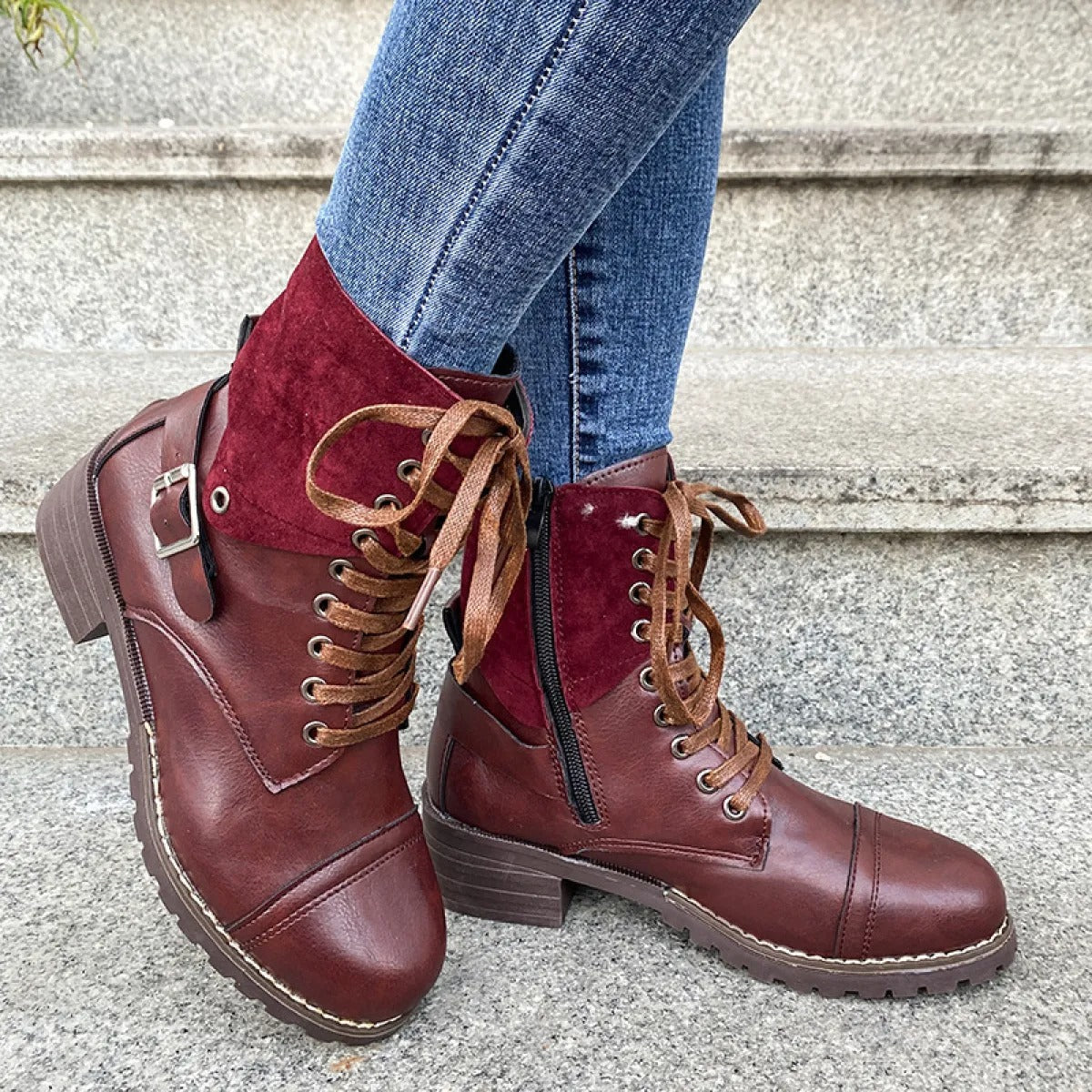 Damenstiefel aus Kunstleder mit Schnürsenkeln im Militärstil - Estela