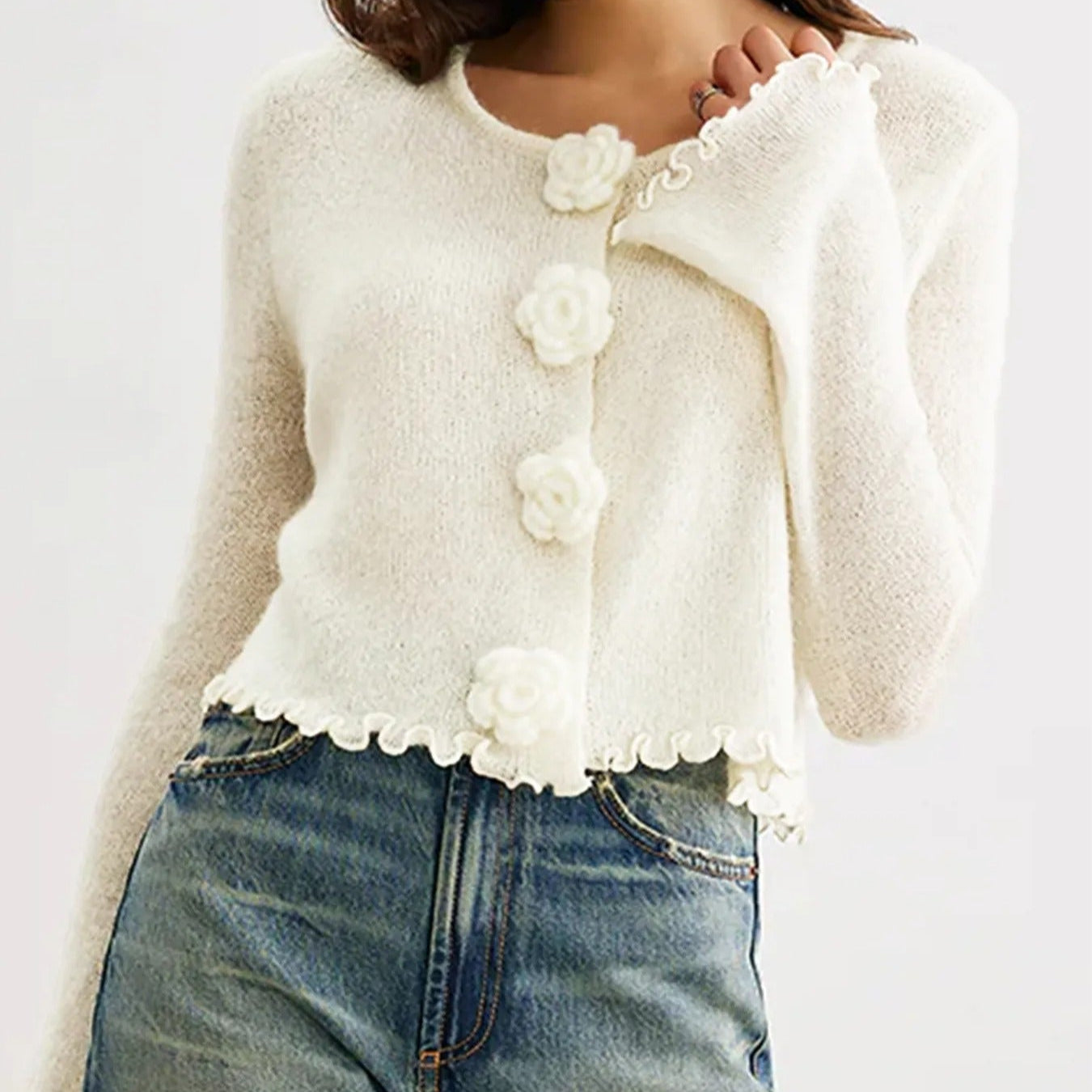 Langärmelige Damenstrickjacke mit geblümten Knöpfen - Elena