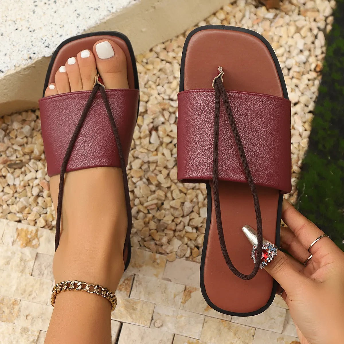 Flache Damen-Sandalen aus Kunstleder im römischen Design - Camila
