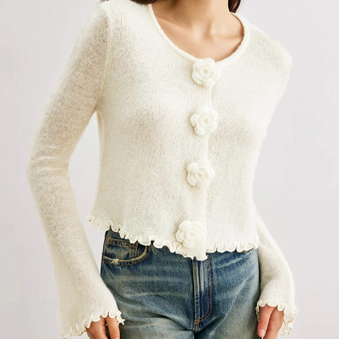 Langärmelige Damenstrickjacke mit geblümten Knöpfen - Elena
