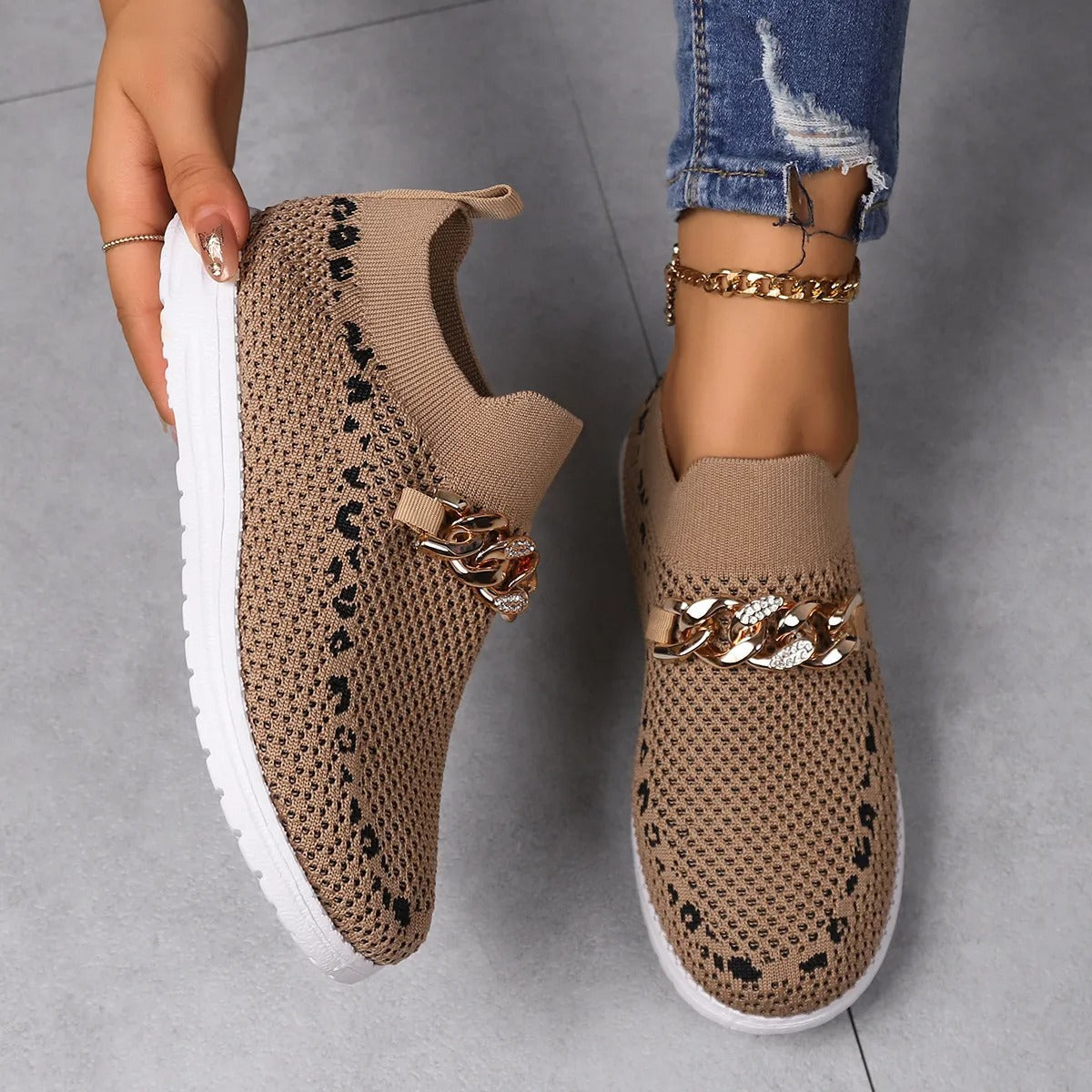 Sportliche Damen-Turnschuhe aus atmungsaktivem Stoff mit Zierkette - Mariela